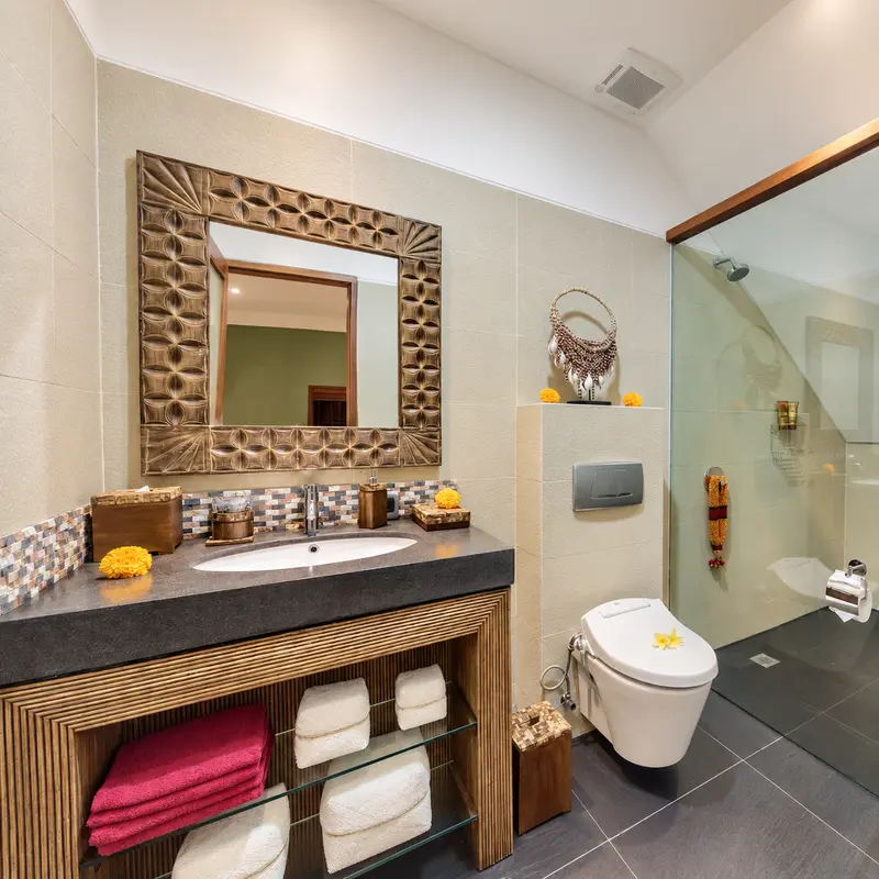 Green Room 1 bathroom with one washbasin, one toilet and a glass-enclosed walk-in shower